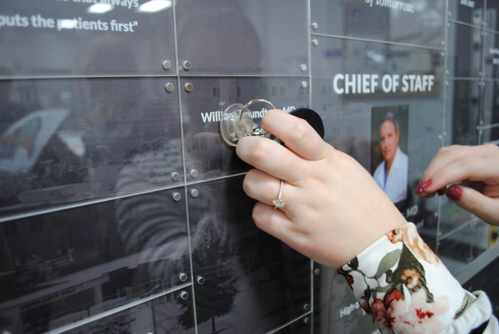 Removing and changing nameplates in a donor recognition display